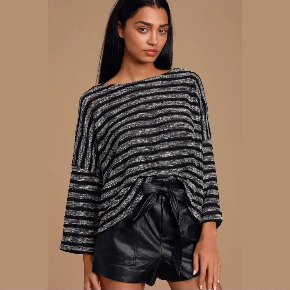 ✨ Pretty Cozy Black and White Striped Knit Sweater Top✨